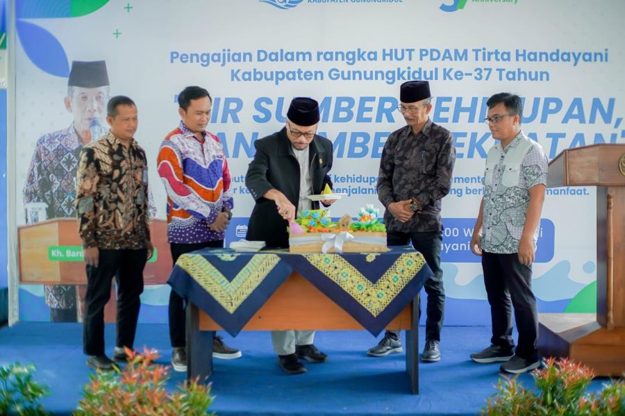 SYUKURAN - HUT PDAM Tirta Handayani dirayakan dengan tumpeng, doa bersama, apresiasi karyawan, plus donor darah pada Jumat (20/12/2024)