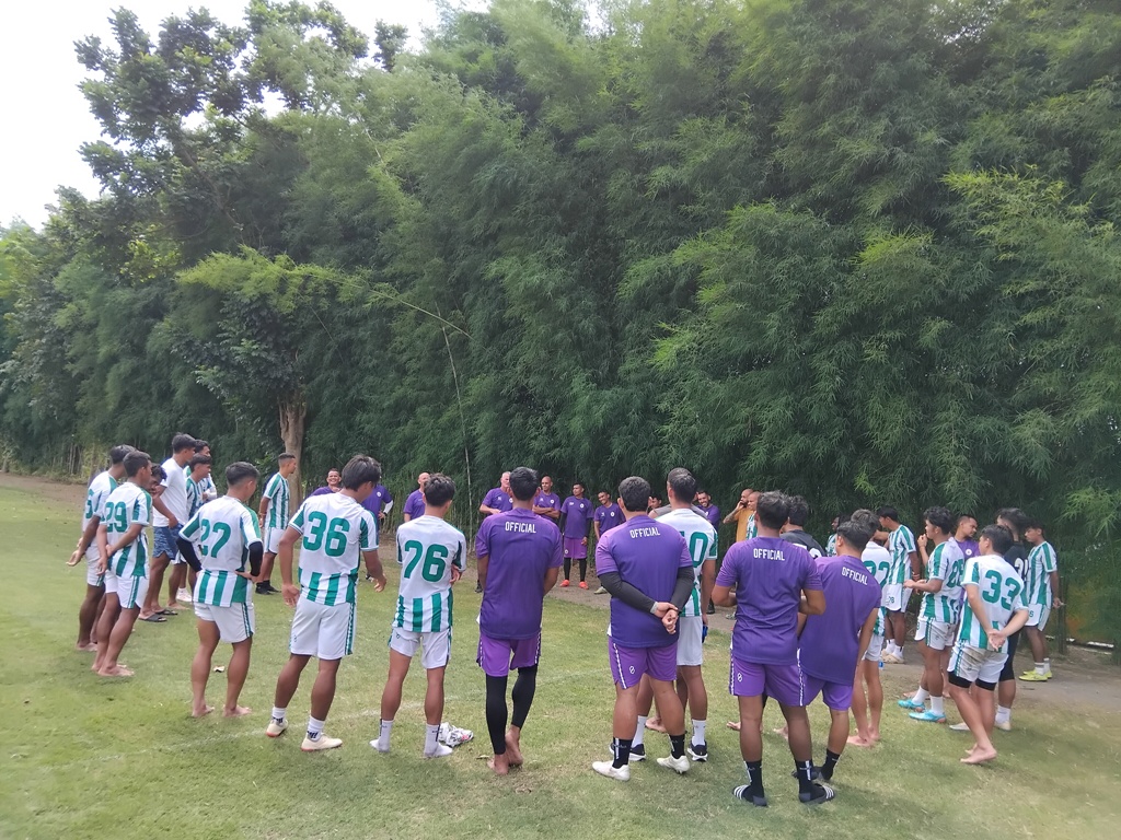 SEMANGAT: Para pemain PSS Sleman saat menjalani latihan di Lapangan Yogyakarta Independent School (YIS), Selasa  (24/12).