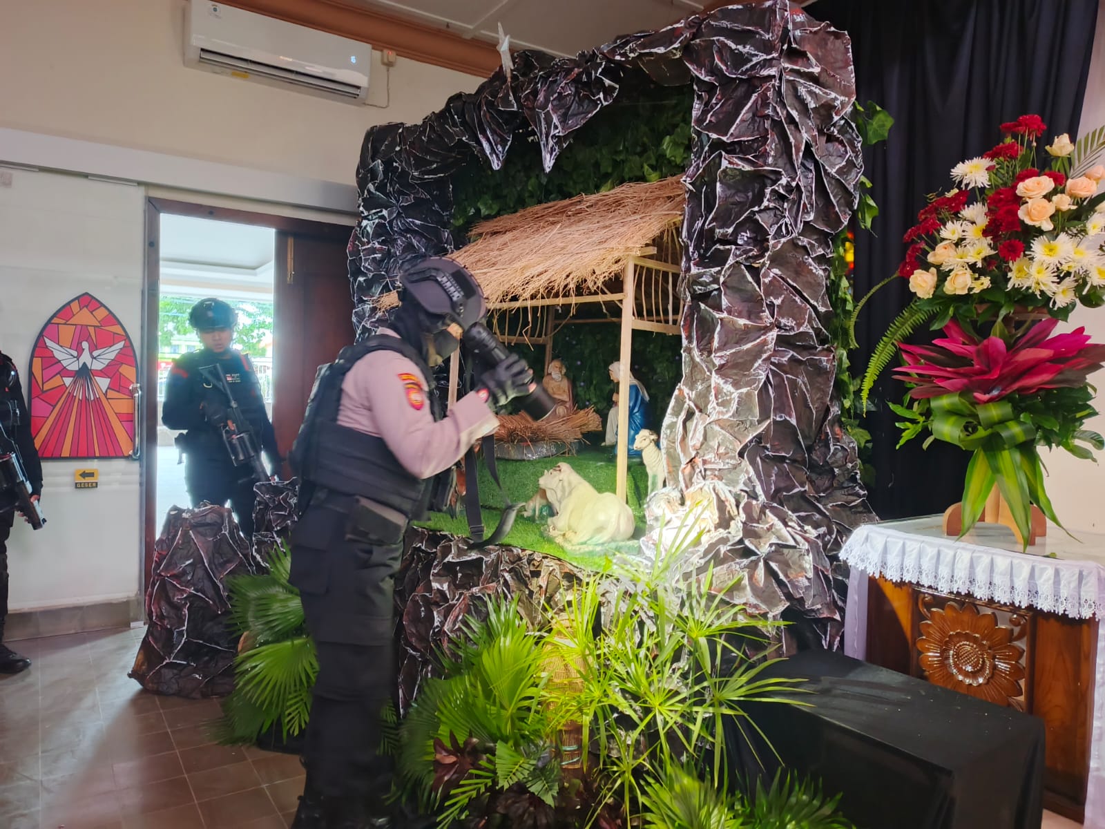 Proses sterilisasi Gereja Katolik Santa Perawan Maria Purworejo menjelang perayaan Natal 2024 pada Selasa (24/12).