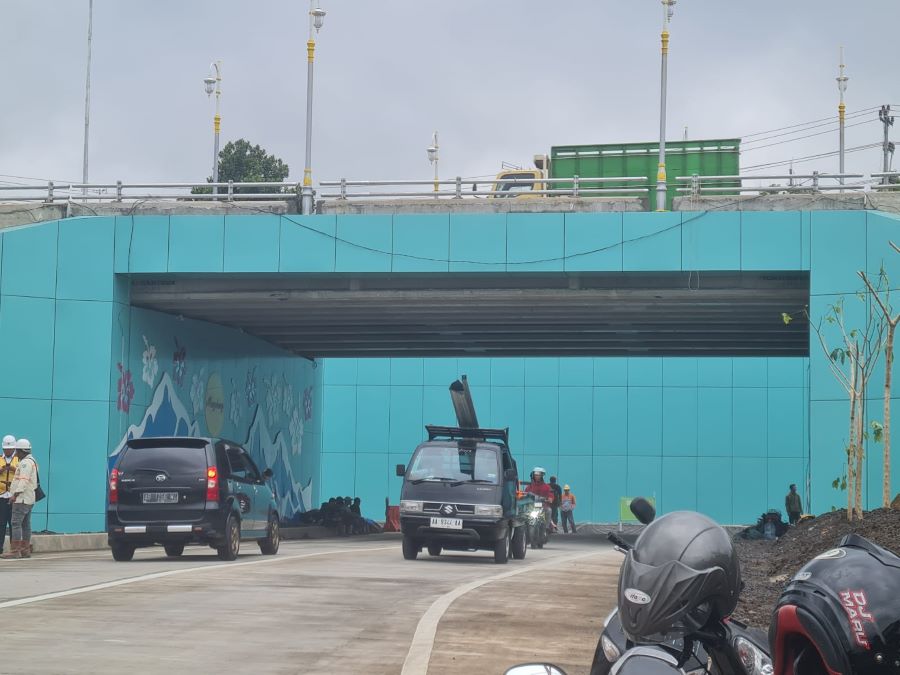 SUDAH BEROPERASI: Sejumlah pengendara melintasi flyover dan semi underpass Canguk, Selasa (24/12/2024).