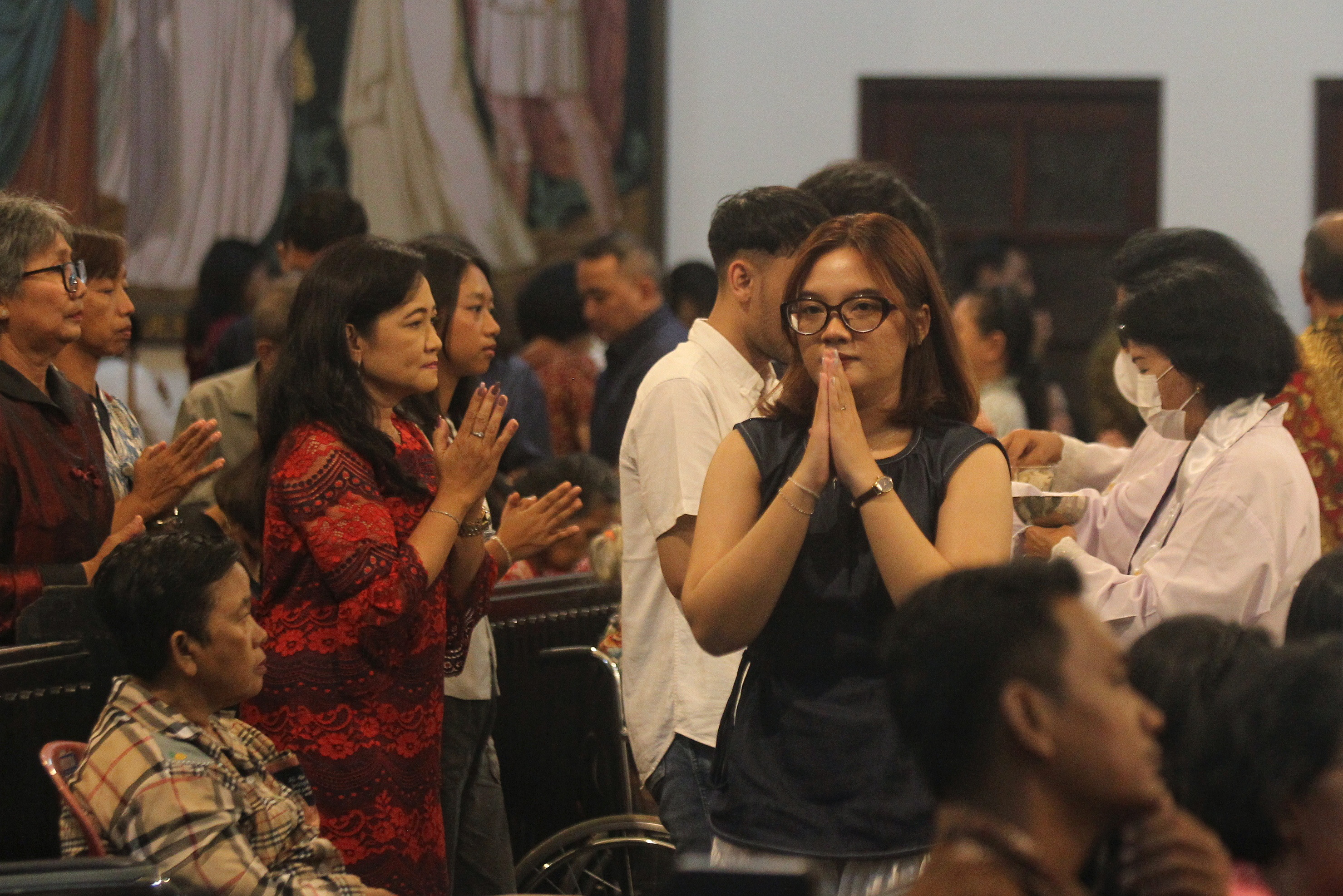 Umat Katolik mengikuti perayaan Ekaristi Misa Malam Natal di Gereja Katolik Santo Yusup Bintaran, Kota Jogja, kemarin (24/12).