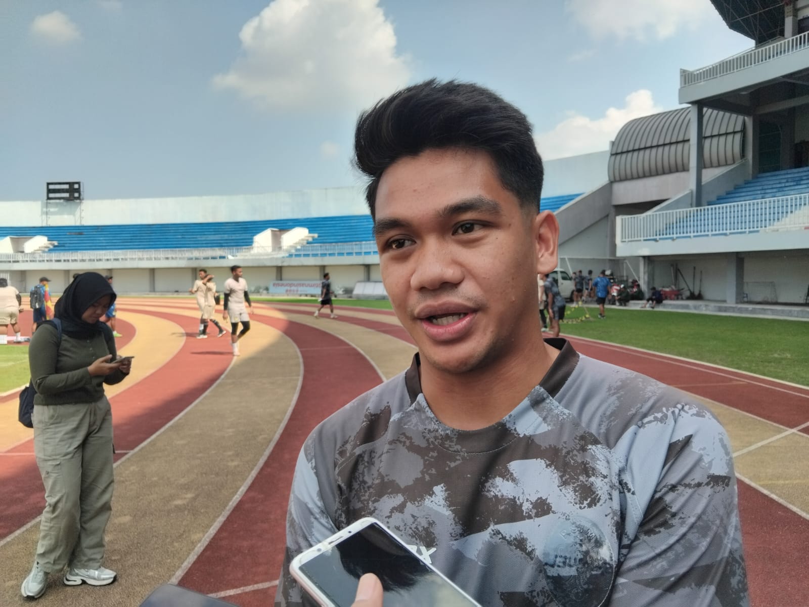 Bek PSIM Jogja Samuel Christianson Simanjutak saat diwawancarai Radar Jogja