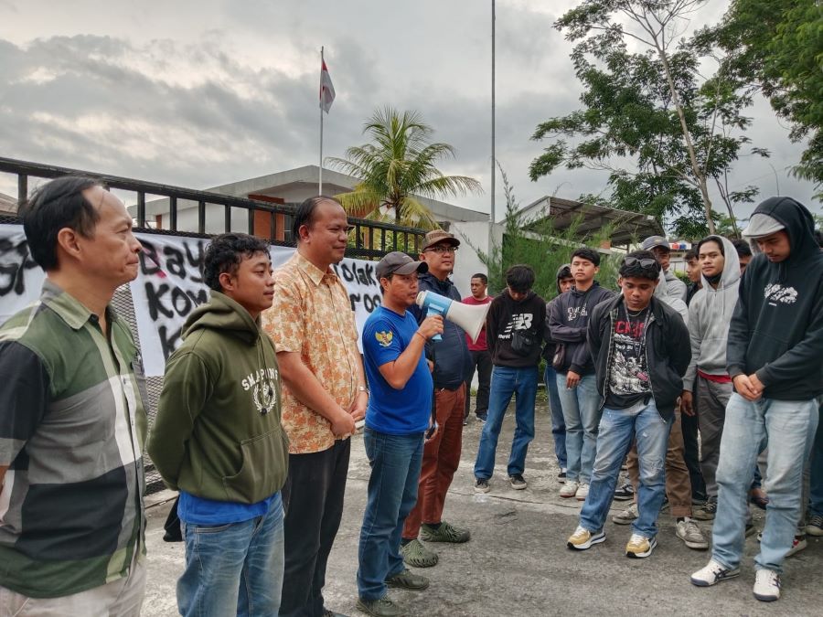 Aksi demontrasi yang dilakukan oleh karyawan PT IGP Internasional Tempel