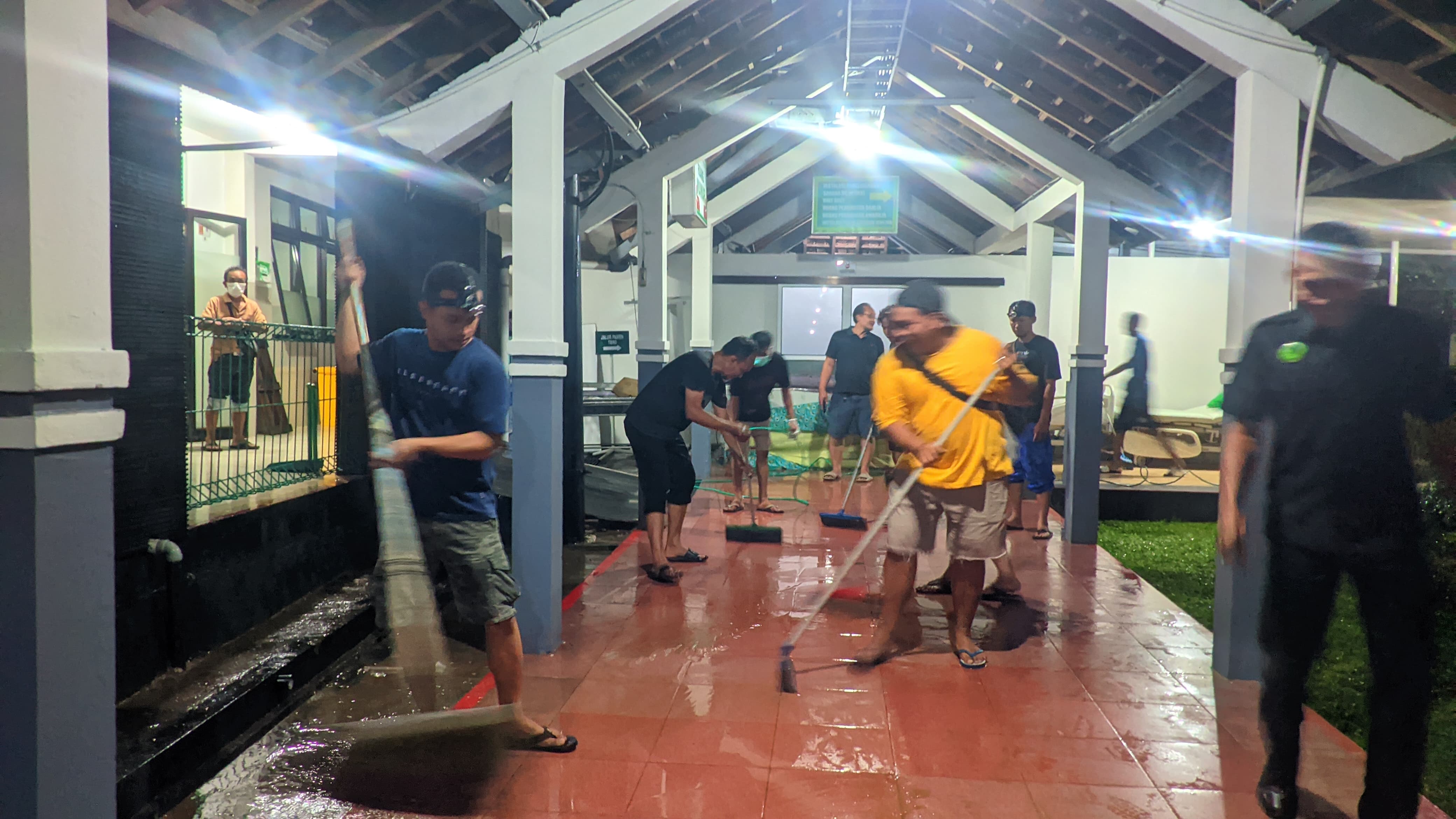 Petugas rumah sakit tengah membersihkan sisa genangan air pasca insiden banjir di Ruang Mawar RSUD Wonosari, Gunungkidul, Selasa (24/15).