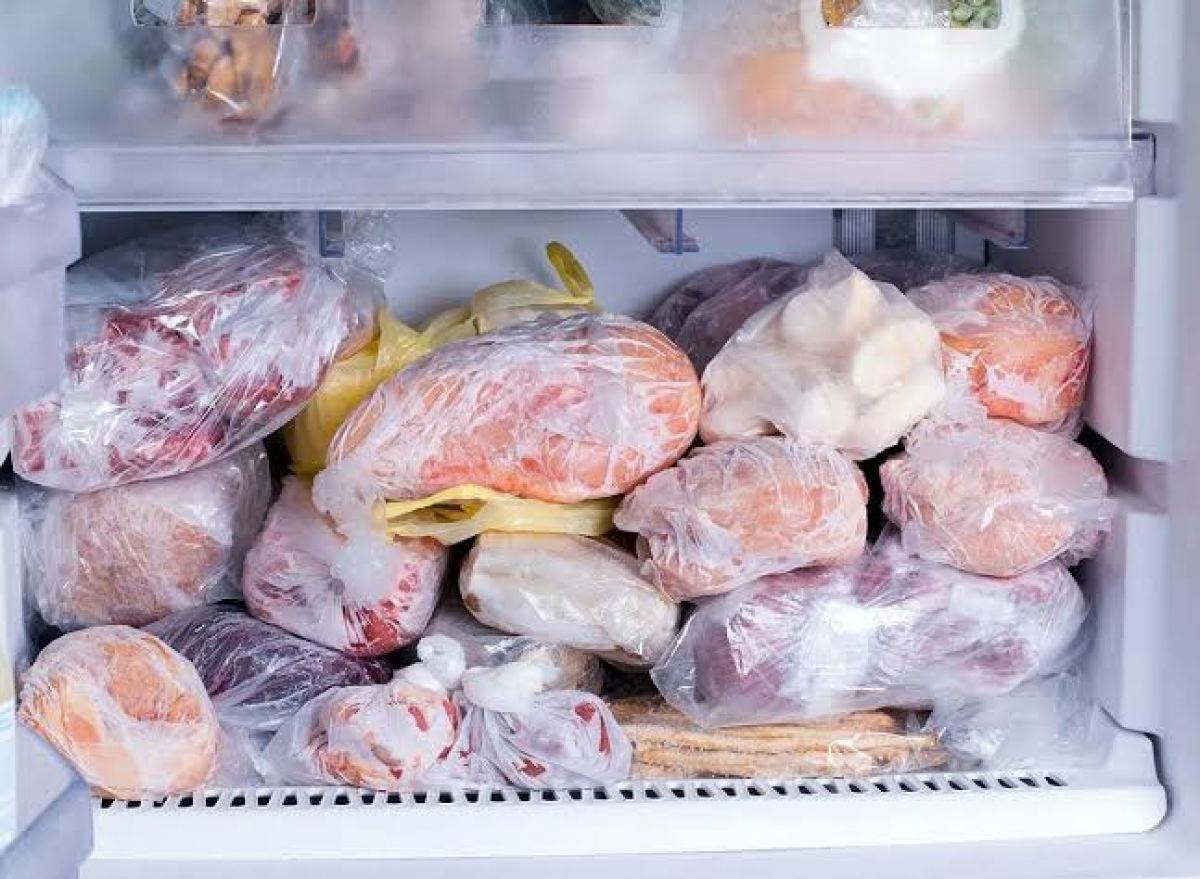 Tips dan trik memilih daging ayam segar dan cara menyimpannya dengan aman agar kualitasnya terjaga.