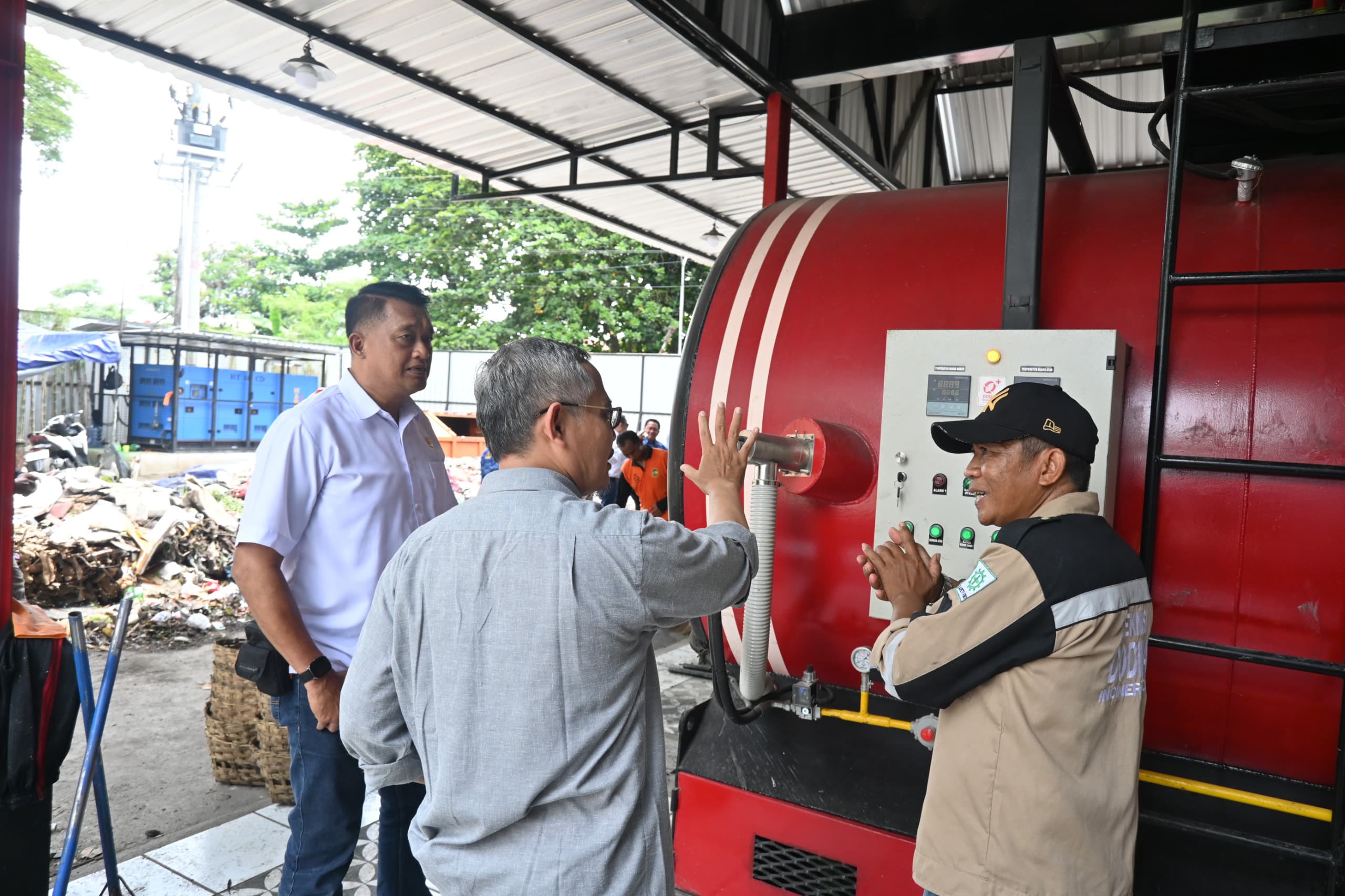 SIDAK: Jajaran Komisi C DPRD Kota Jogja melakukan inspeksi mendadak mesin insinerator di wilayah Giwangan Kota Jogja pada Selasa (17/12/2024).   (BAMBANG SENO BASKORO UNTUK RADAR JOGJA)