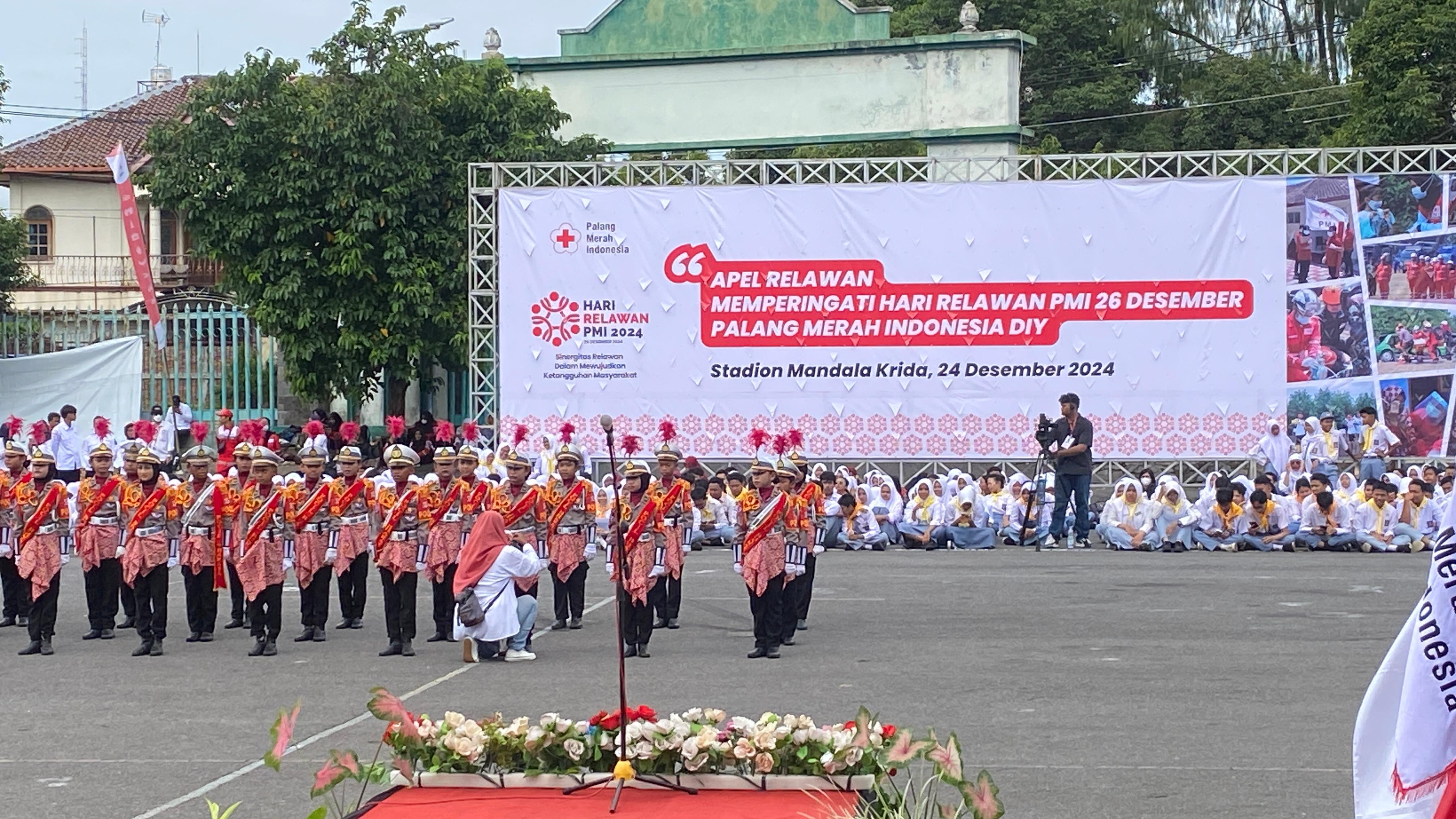 Sebanyak 1.600 relawan PMI DIY mengikuti Apel Gelar Pasukan Peringatan Hari Relawan PMI Tahun 2024 di Stadion Mandala Krida, Kota Jogja, Selasa (24/12/2024).  (AGUNG DWI PRAKOSO / RADAR JOGJA)
