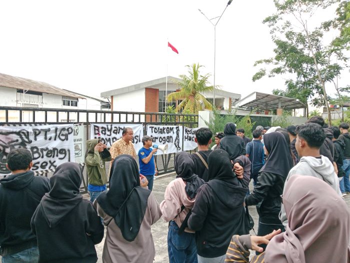 MENUNTUT HAK: Aksi demonstrasi yang dilakukan oleh karyawan PT IGP Internasional Tempel Selasa (24/12/2024).