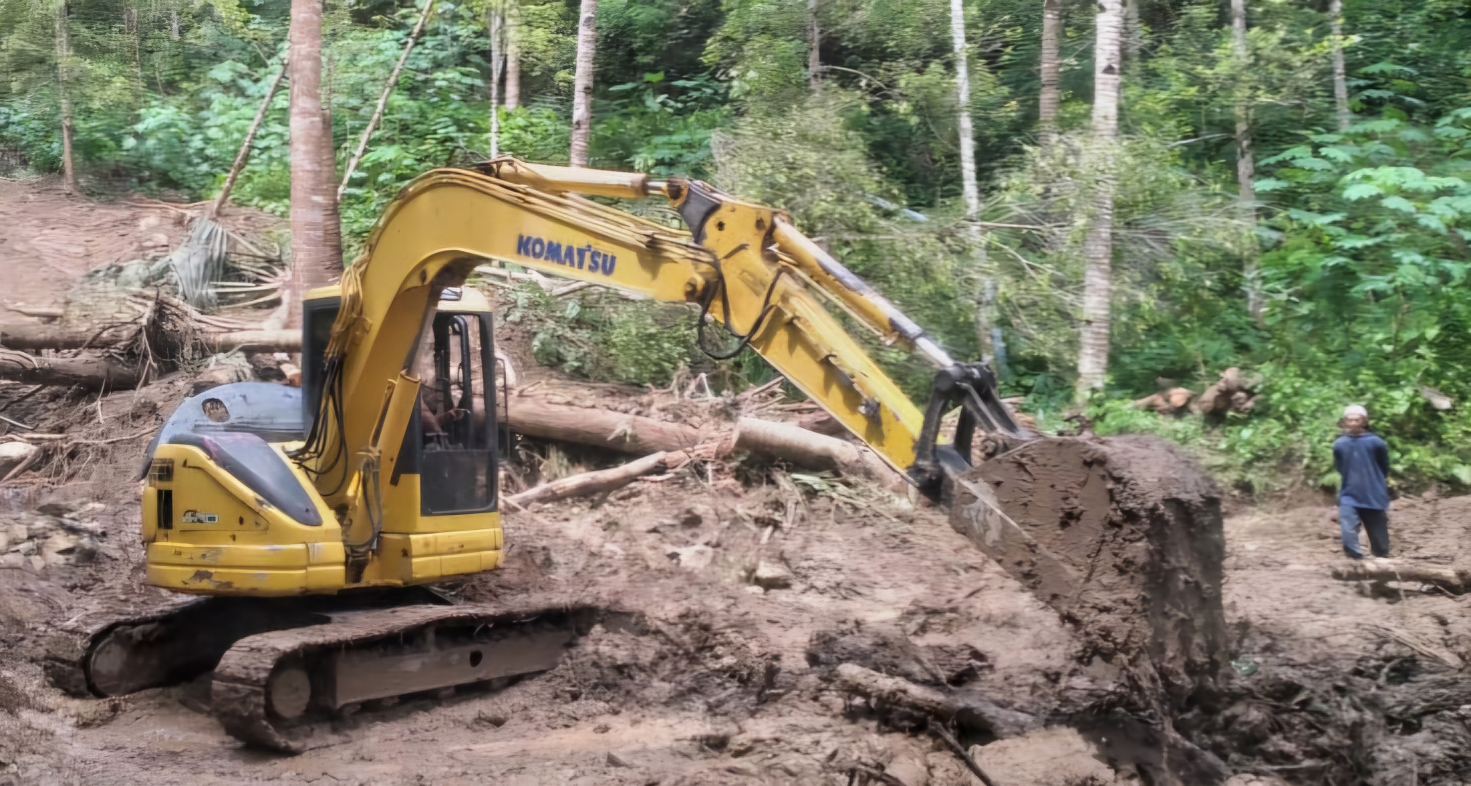 &nbsp;  PENANGANAN: BPBD Kulon Progo melakukan pengerukan pada material longsor.