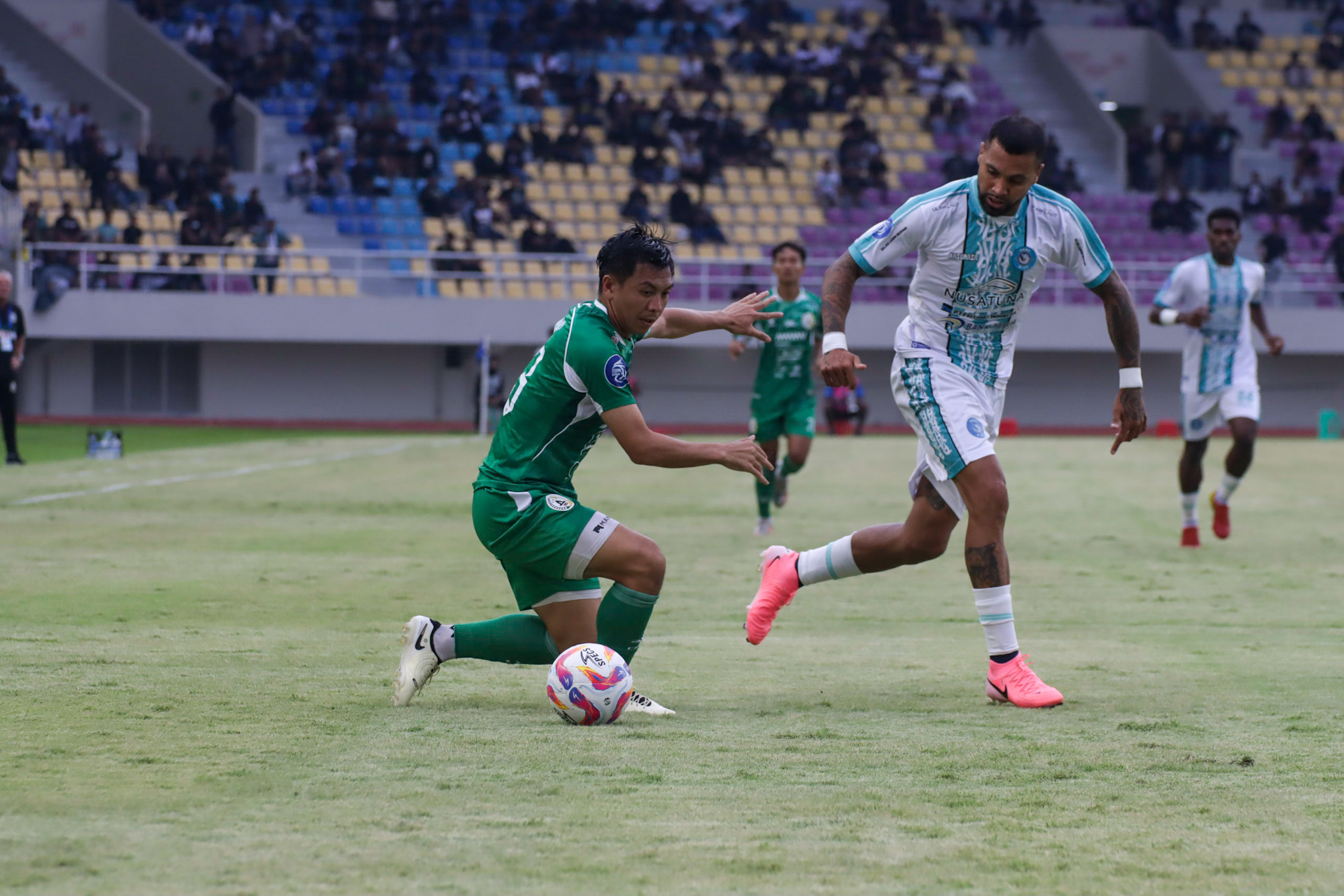 Wahyudi Hamisi (kiri) saat laga PSS Sleman kontra PSBS Biak di Stadion Manahan, Solo.