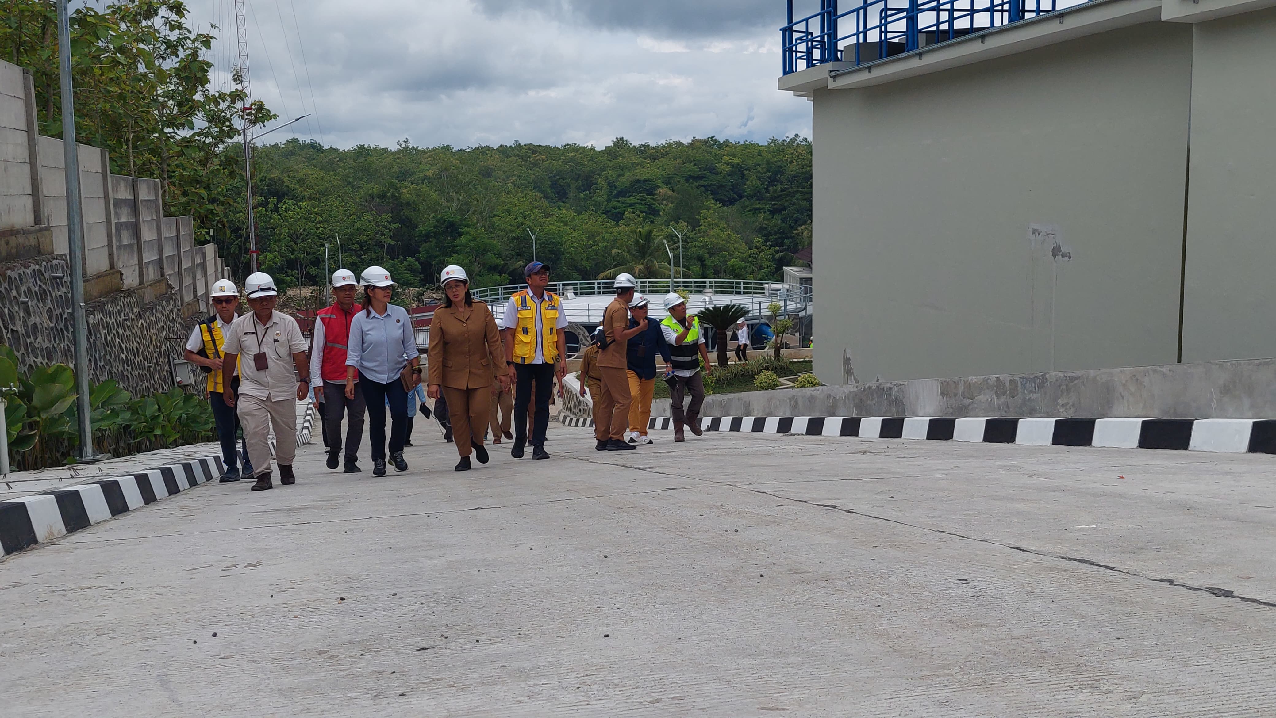 Pj Bupati Kulon Progo meninjau area pengolahan air bersih SPAM Kamijoro, Selasa (24/12/2024).