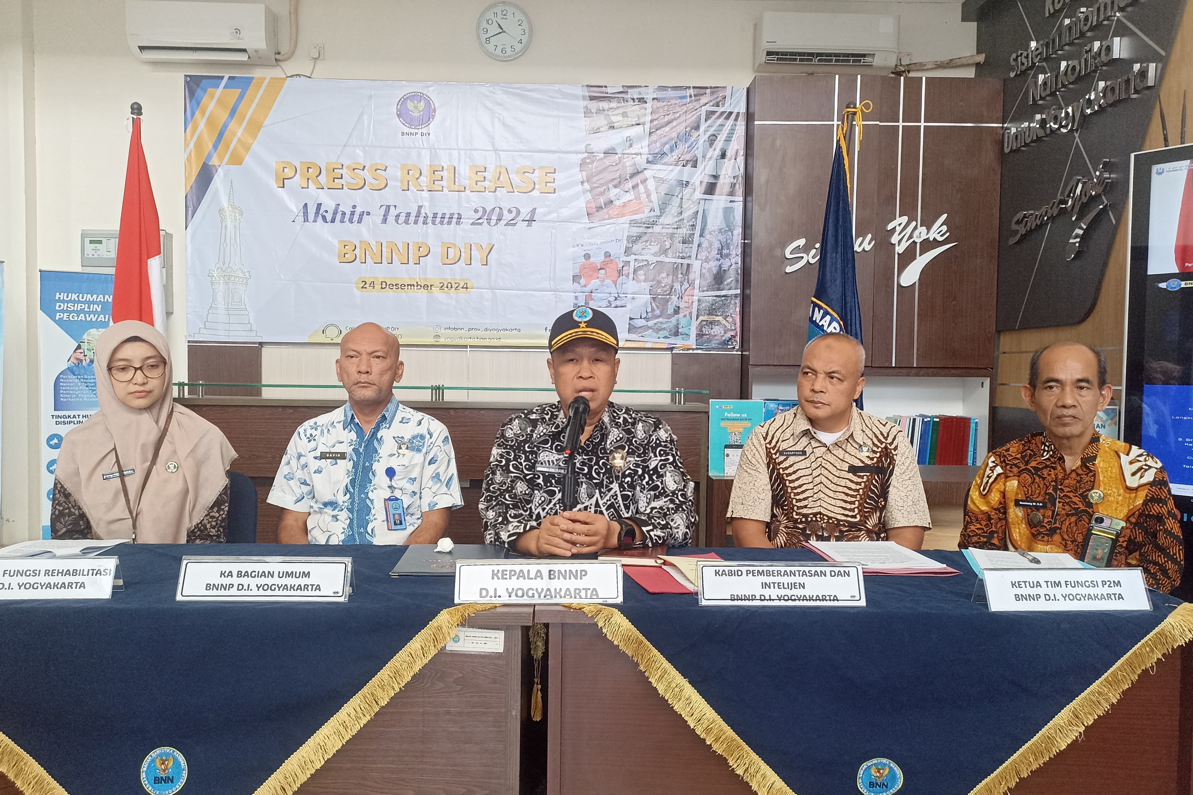 Kepala BNNP DIY Brigjen Pol Andi Fairan (tengah) menyampaikan laporan capaian kinerja BNNP DIY tahun 2024 di Kantor BNNP DIY, Selasa (24/12/2024).
