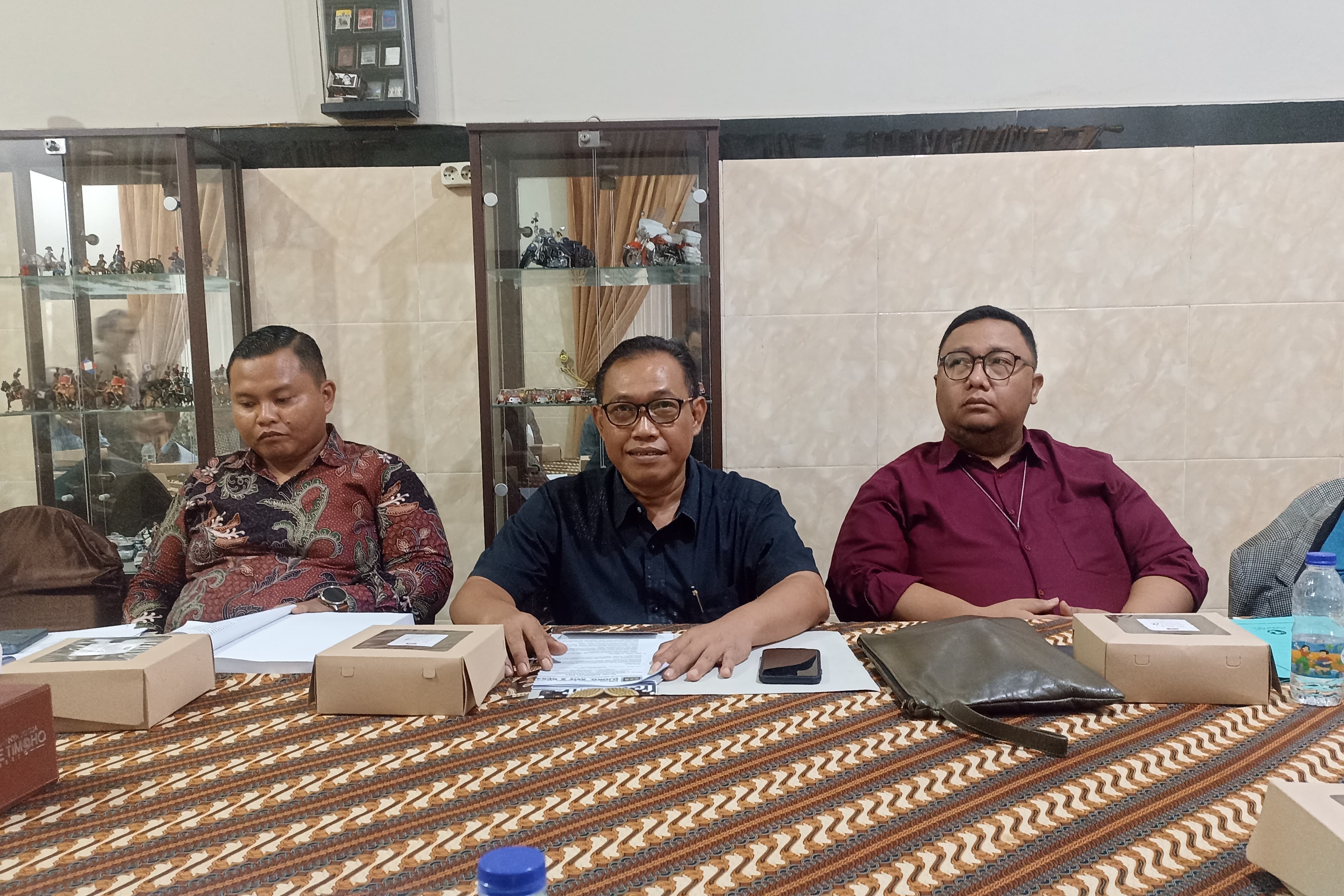 HORMATI HUKUM: Penasihat hukum mantan Dirut PT Taru Martani Aviv Dihan Kuntoro (tengah) dan Indra Perbawa (kanan) memberikan keterangan terkait hasil putusan pengadilan yang dijatuhkan kepaad NAA.