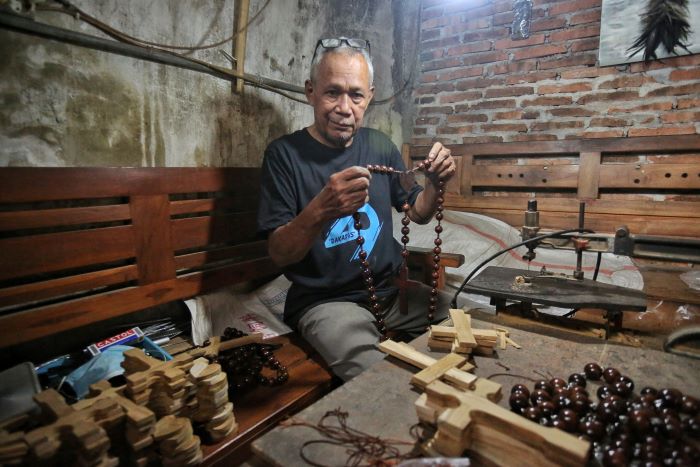 Mbah Sihono saat menunjukkan kerajinan kalung rosario yang dibuatnya.