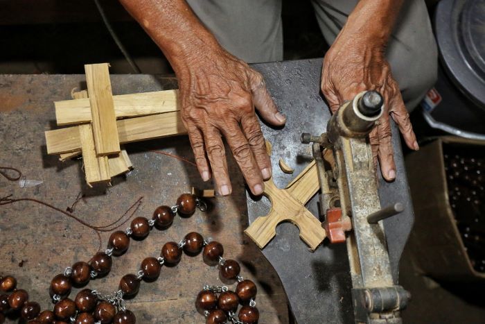 Mbah Sihono saat membuat kerajinan kalung rosario.