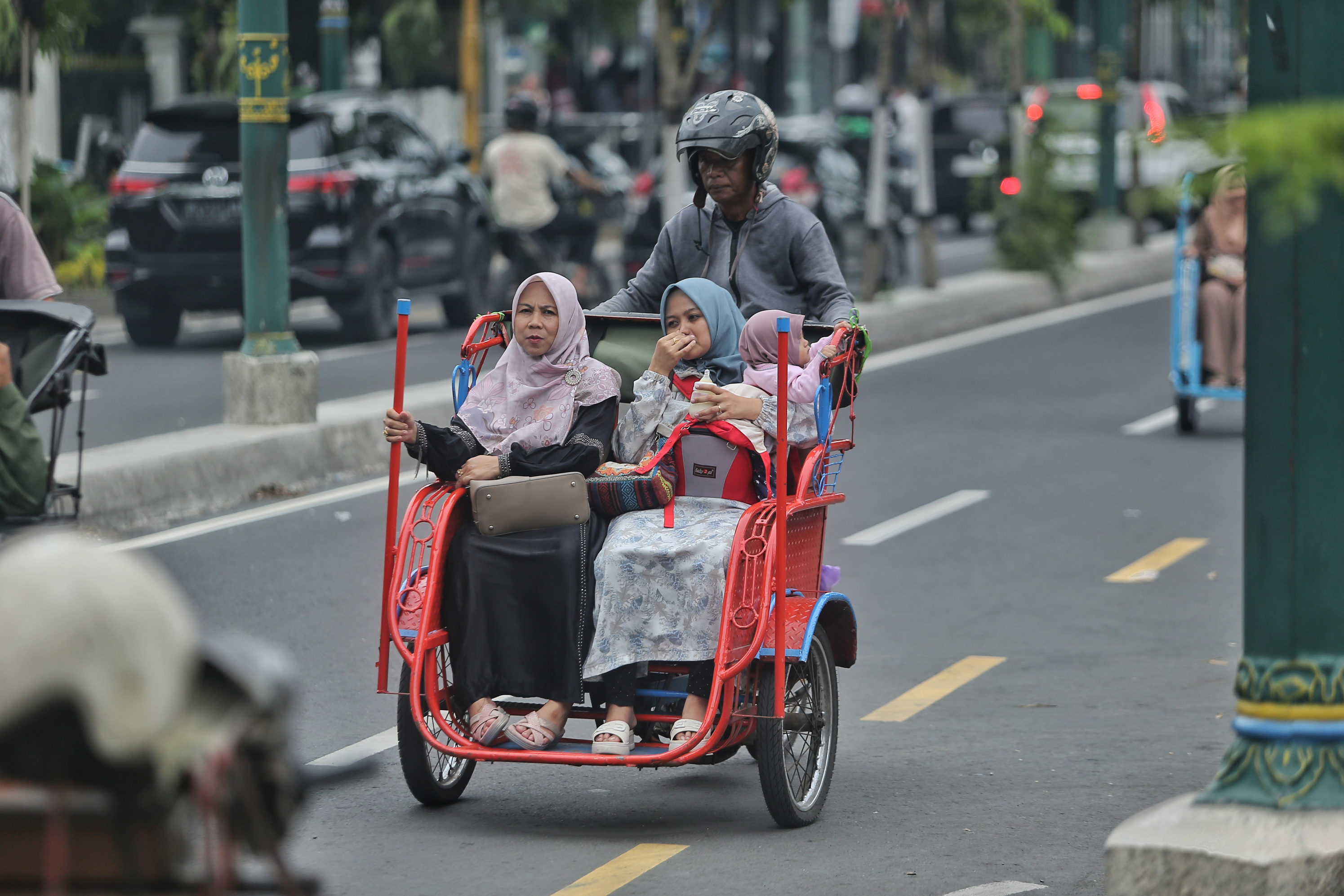 Wisatawan naik becak motor di Jalan Panembahan Senopati