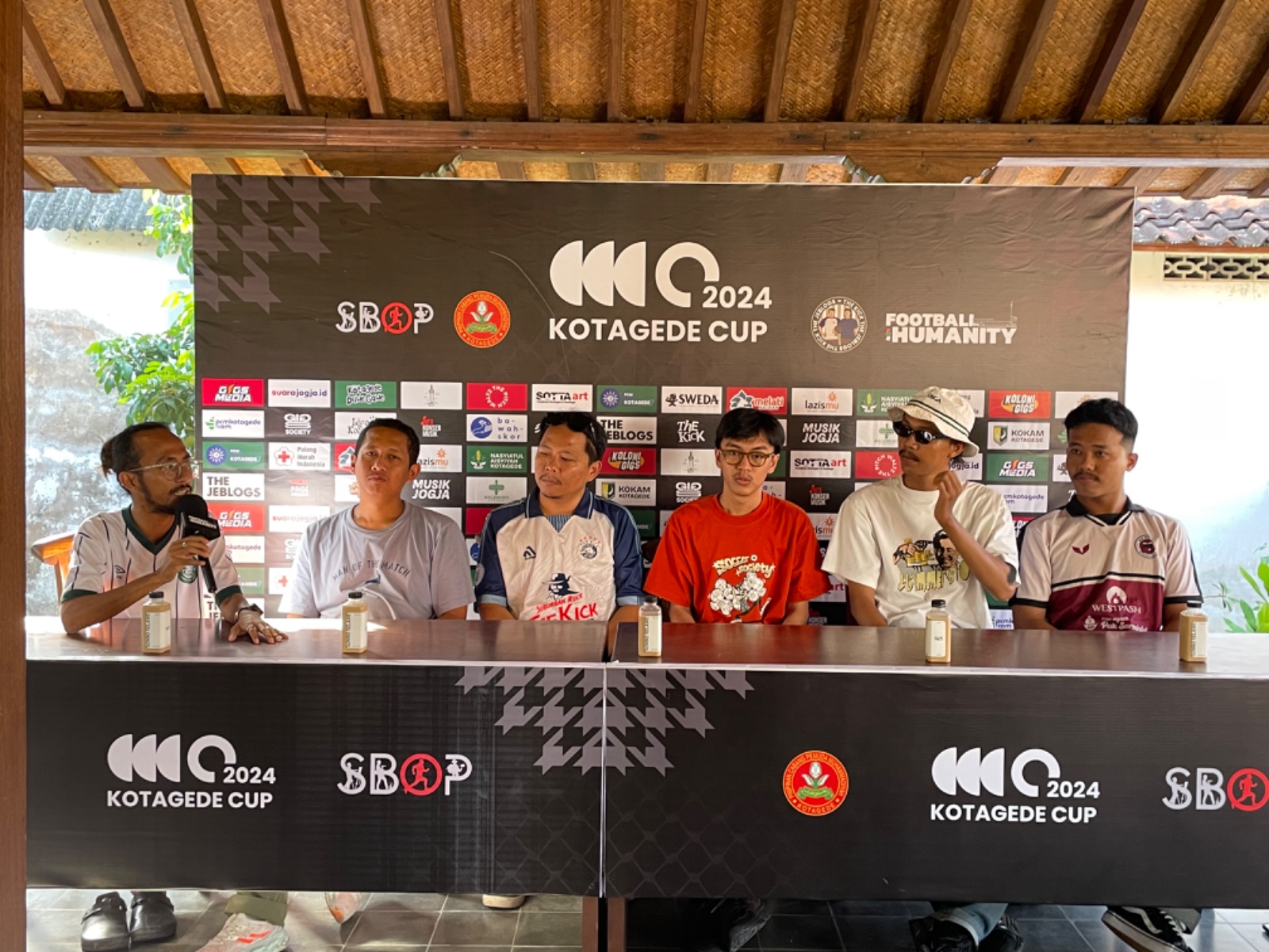 TAK SEKADAR TURNAMEN: Para Penpel PMKG Cup 2024 saat memberikan penjelasan soal turnamen PMKG Cup 2024 di Pendopo Between Two Gates, Rabu (25/12).