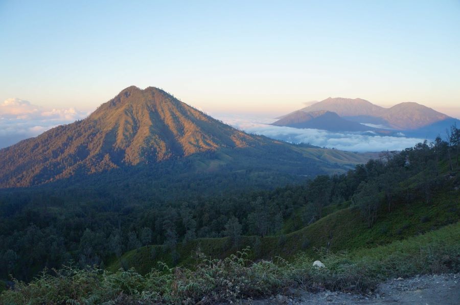 Gunung Raung erupsi Judul: Gunung Raung Erupsi! Kolom Abu Mencapai 2.000 Meter, Masyarakat Diminta Waspada.