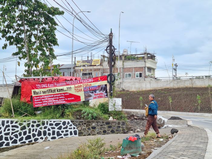AKSI PROTES: Warga memasang beberapa spanduk di kawasan flyover dan semi underpass Canguk Rabu (25/12/2024).