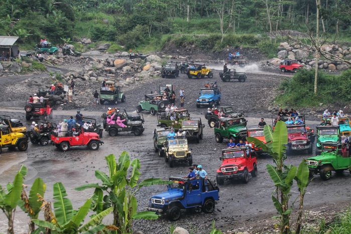 MEMBELUDAK: Wisatawan saat menyewa jip Merapi dan melewati kawasan Kali Kuning Rabu (25/12/2024).
