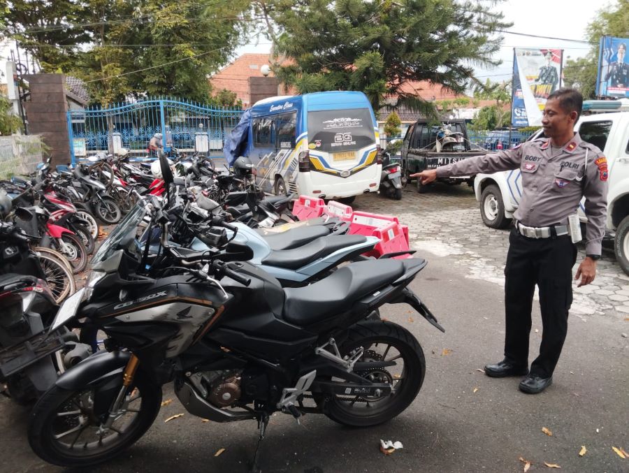 Kanit Gakkum Satlantas Polres Purworejo menunjukkan kendaraan bermotor yang terlibat laka di wilayah Kabupaten Purworejo diamankan di Satlantas Polres Purworejo, Senin (23/12/2024).