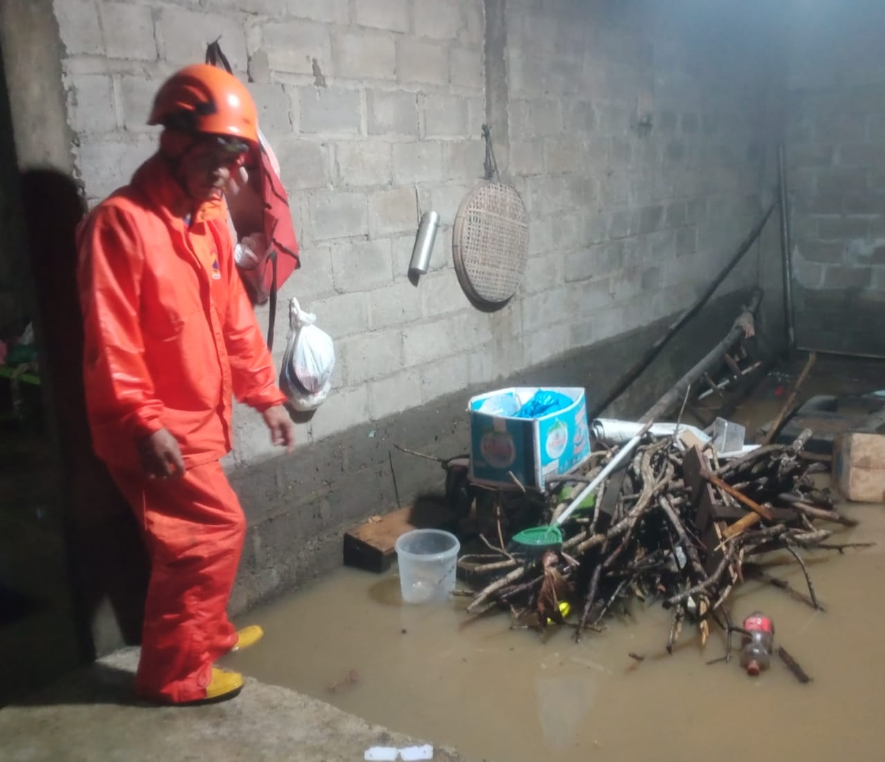 TERDAMPAK : Rumah warga terendam banjir akibat hujan deras di Kalurahan Pacarejo, Seman, Gunungkidul, Selasa (24/12) malam.&nbsp;