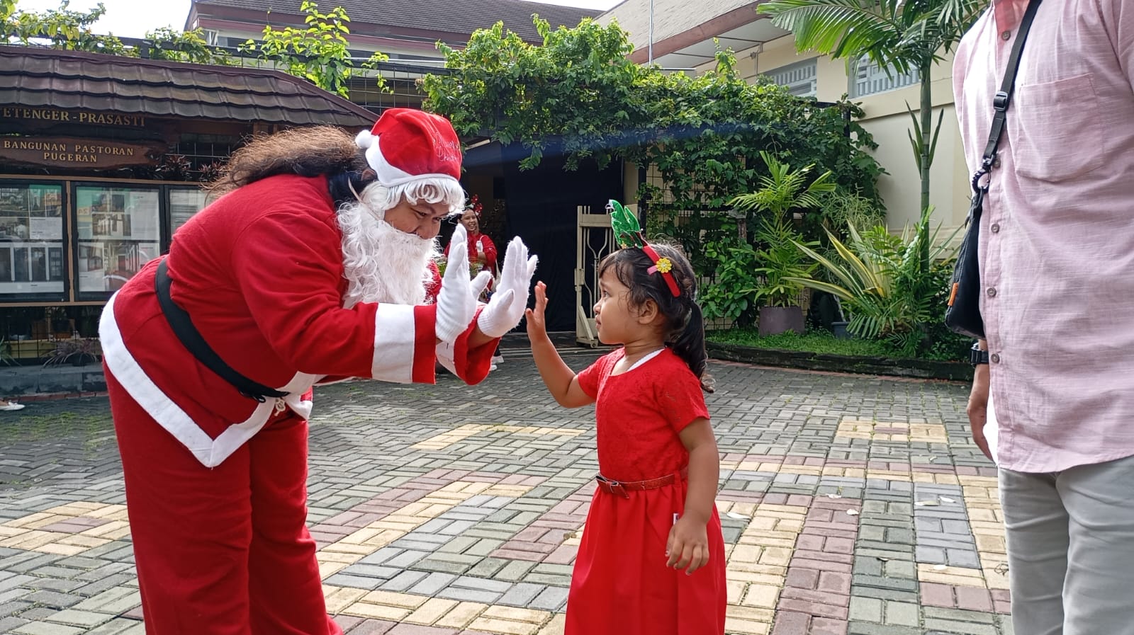 SENANG: Tokoh legendaris Sinterklas saat menyapa jemaat anak-anak di Gereja Paroki HKTY Pugeran Yogyakarta pada Rabu (25/12/2024) pagi.   (IWAN NURWANTO/Radar Jogja)