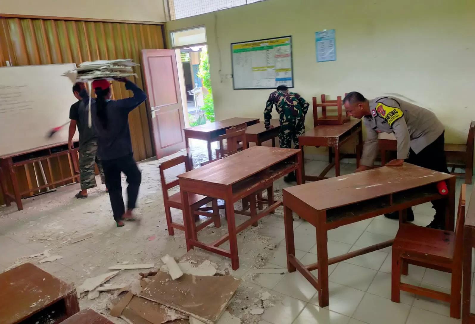 DIPERBAIKI: Petugas sedang membersihkan reruntuhan plafon di ruang kelas IV SDN Terban, Bambanglipuro, Bantul, Jumat (19/1/2024). (Dok. Polres Bantul)