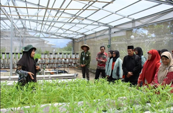 Konsep smart farming yang diinisiasi oleh Fakultas Pertanian Universitas Janabadra Jogjakarta, dan diimplementasikan bagi siswa dan guru di wilayah Jateng-DIY