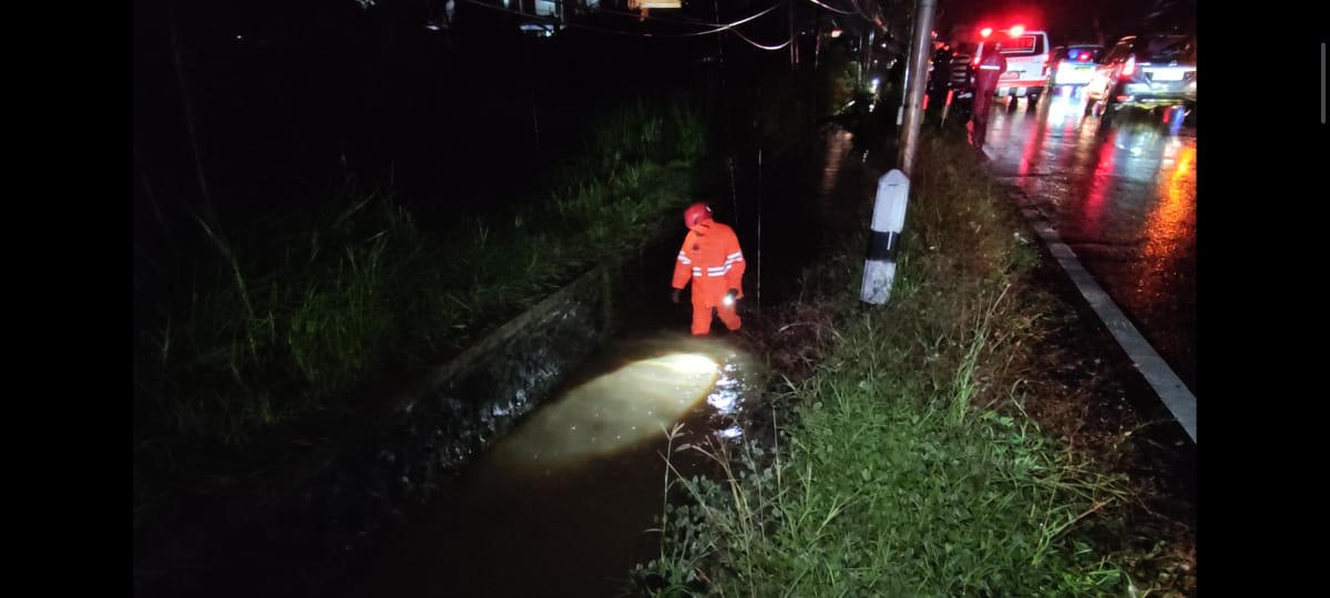 EVAKUASI: Tim Gabungan melakukan penyelamatan pada korban kecelakaan.&nbsp;