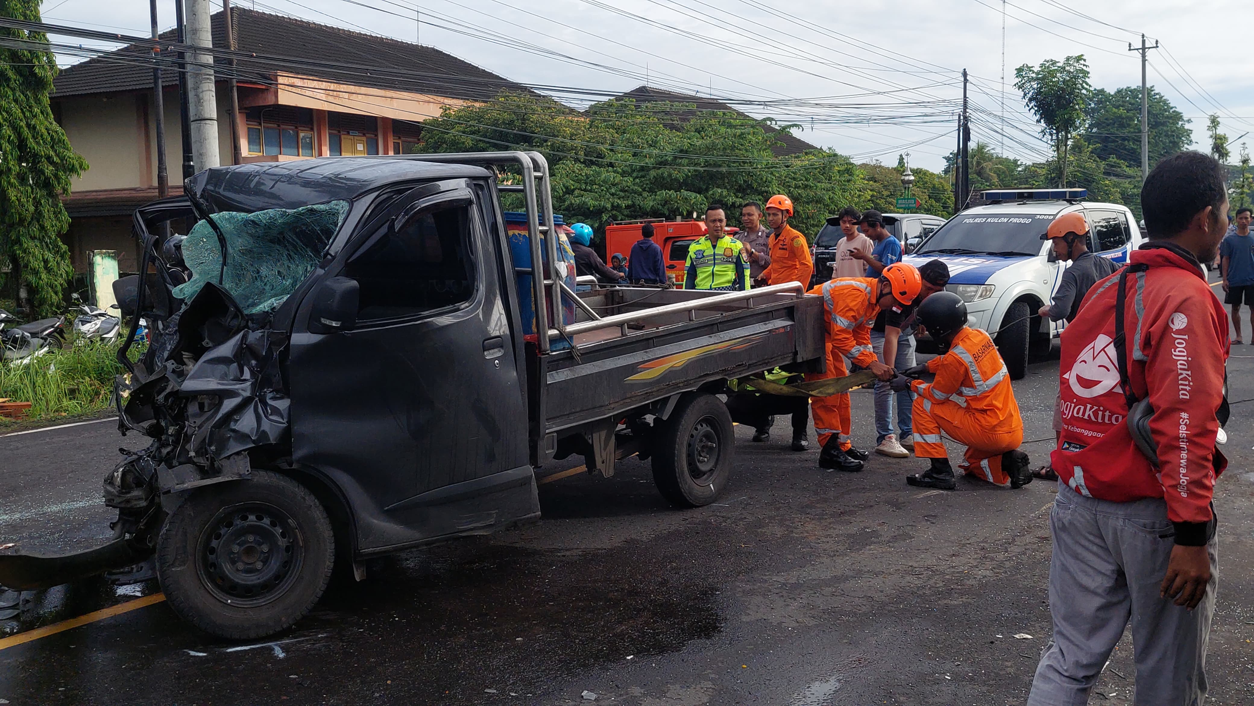 EVAKUASI: Tim Gabungan melakukan penyelamatan pada korban kecelakaan.