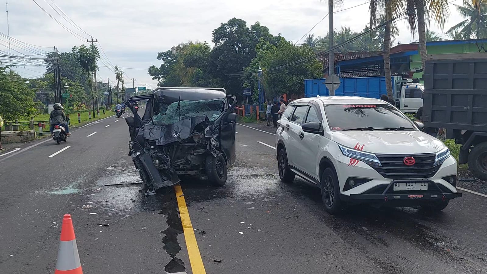 RINGSEK: Kecelakaan karambol di Jalan Wates-Purworejo KM 1 Kulon Progo, Rabu (25/12/2024) libatkan tiga kendaraan roda empat. Sejumlah kendaraan ringsek.