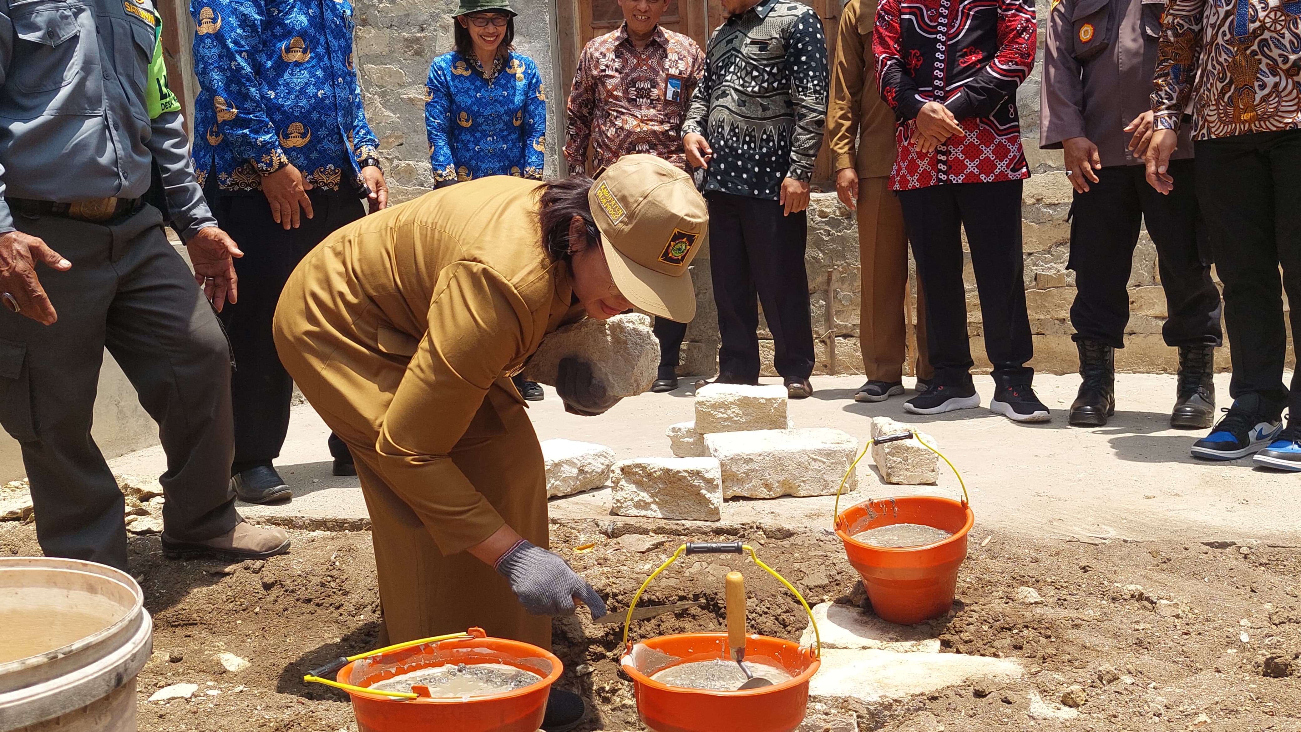 PELETAKAN: Pj Bupati melakukan peletakan batu pertama pada program CSR Bedah Rumah.&nbsp;