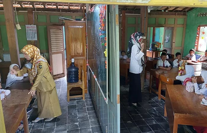 BERSEKAT: Siswa SDN Bugel bersemangat mengikuti pembelajaran walaupun ruangan sempit.&nbsp;