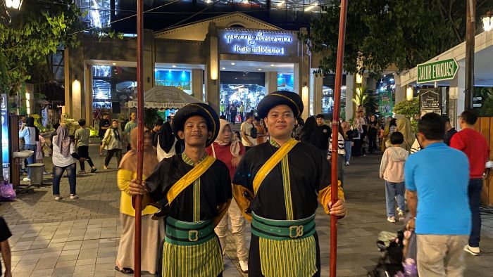 SIAGA: Prajurit Bregada Wirososro yang berjaga di kawasan Malioboro Rabu (25/12) malam. Keberadaan mereka akan membantu wisatawan saat membutuhkan informasi.