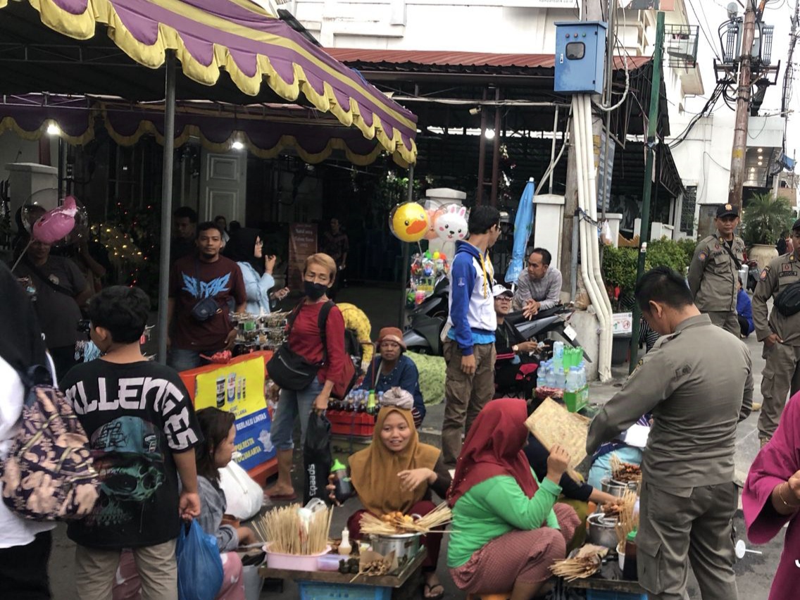 TEGAS: Personel Satpol PP Kota Jogja saat menindak para pelanggar di kawasan Malioboro dalam operasi Pam Nataru.