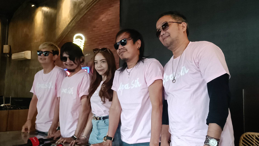 Grup band Radja dan Cinderela rilis single baru Apa Sih di Warung Jati, Jakarta Selatan, Senin (23/12/2024).