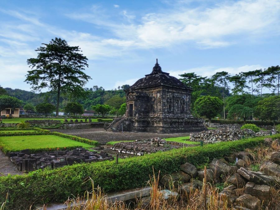 Wisata sejarah di Candi Banyunibo, Sleman.