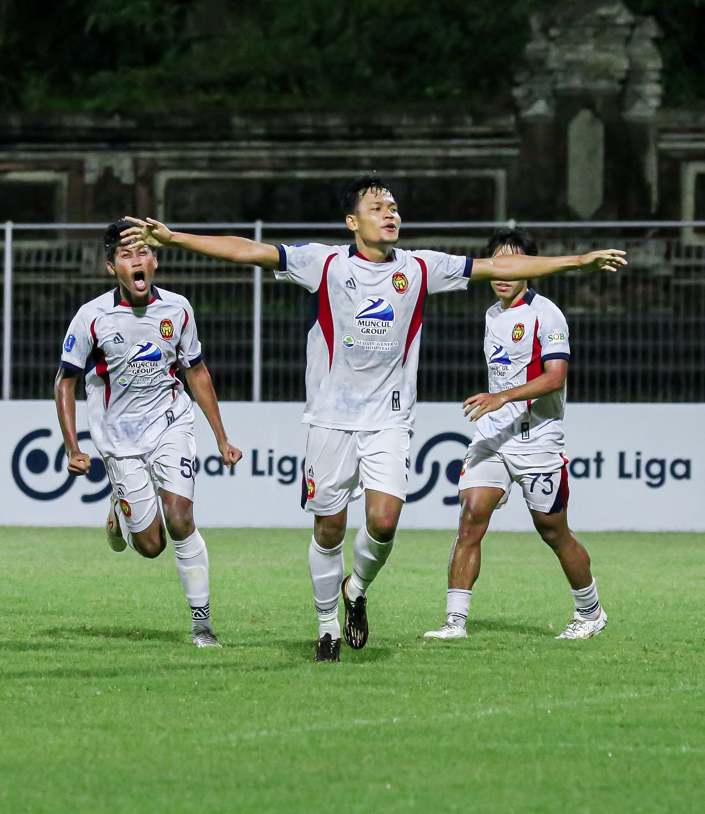 Para pemain Persiba Bantul usai menang 3-0 atas PSM Madiun.