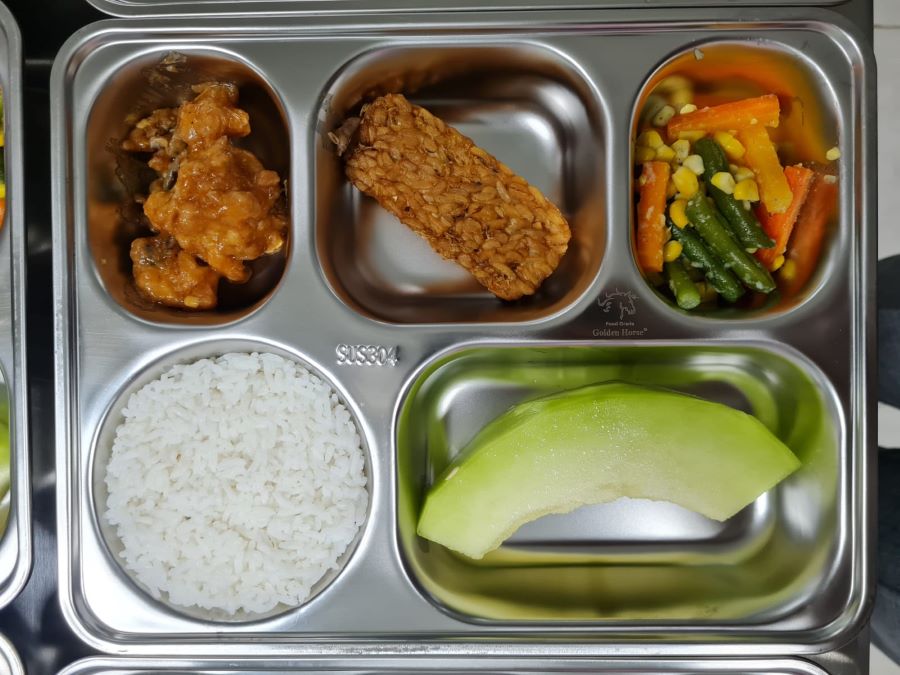 Detail menu makan siang bergizi.