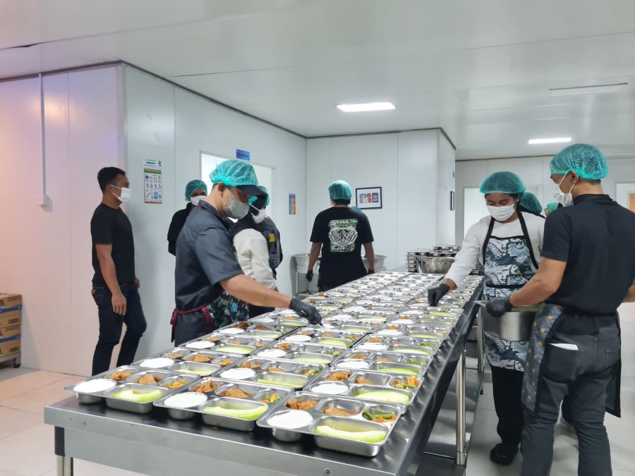 SIAPKAN MENU: Sejumlah pekerja di Satuan Pelayanan Pemenuhan Gizi (SPPG) Kota Magelang menyiapkan menu makan siang bergizi, Kamis (26/12/2024).