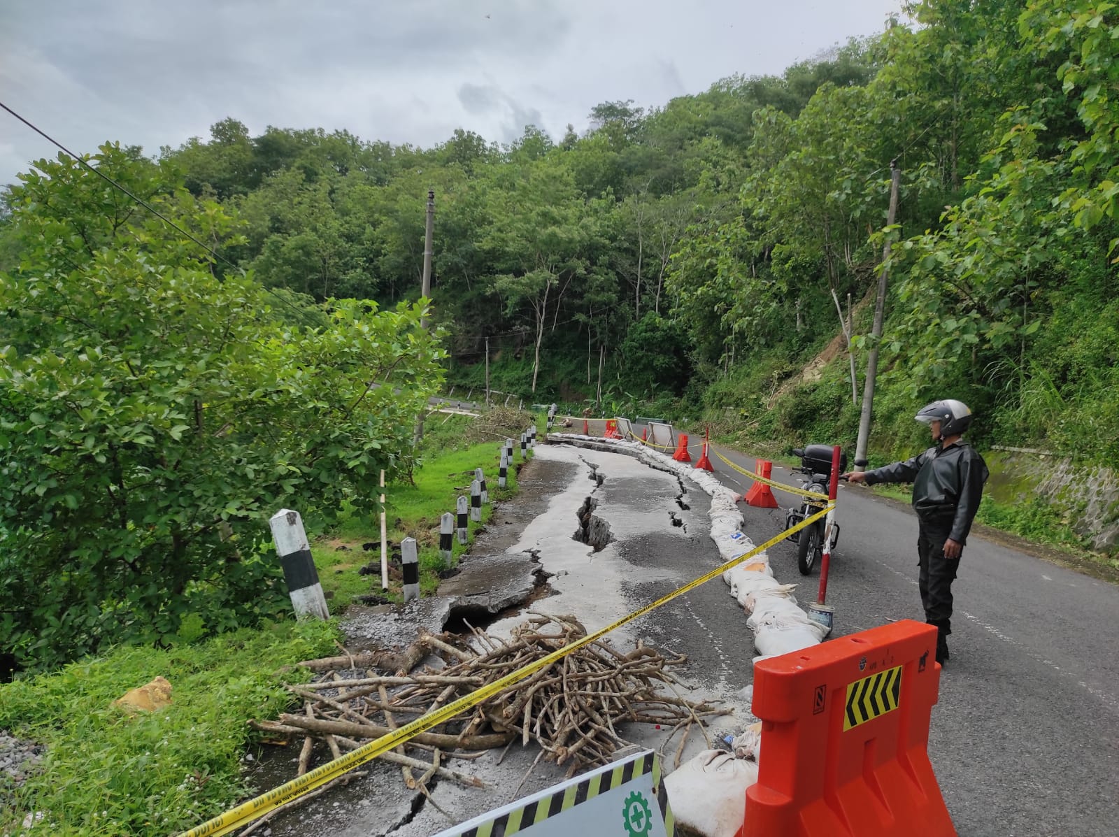 BERBAHAYA: Kondisi ruas Jalan Hargomulyo - Watugajah, di Wungurejo Plasan, Watugajah, Gedangsari, Gunungkidul, Kamis (26/12).