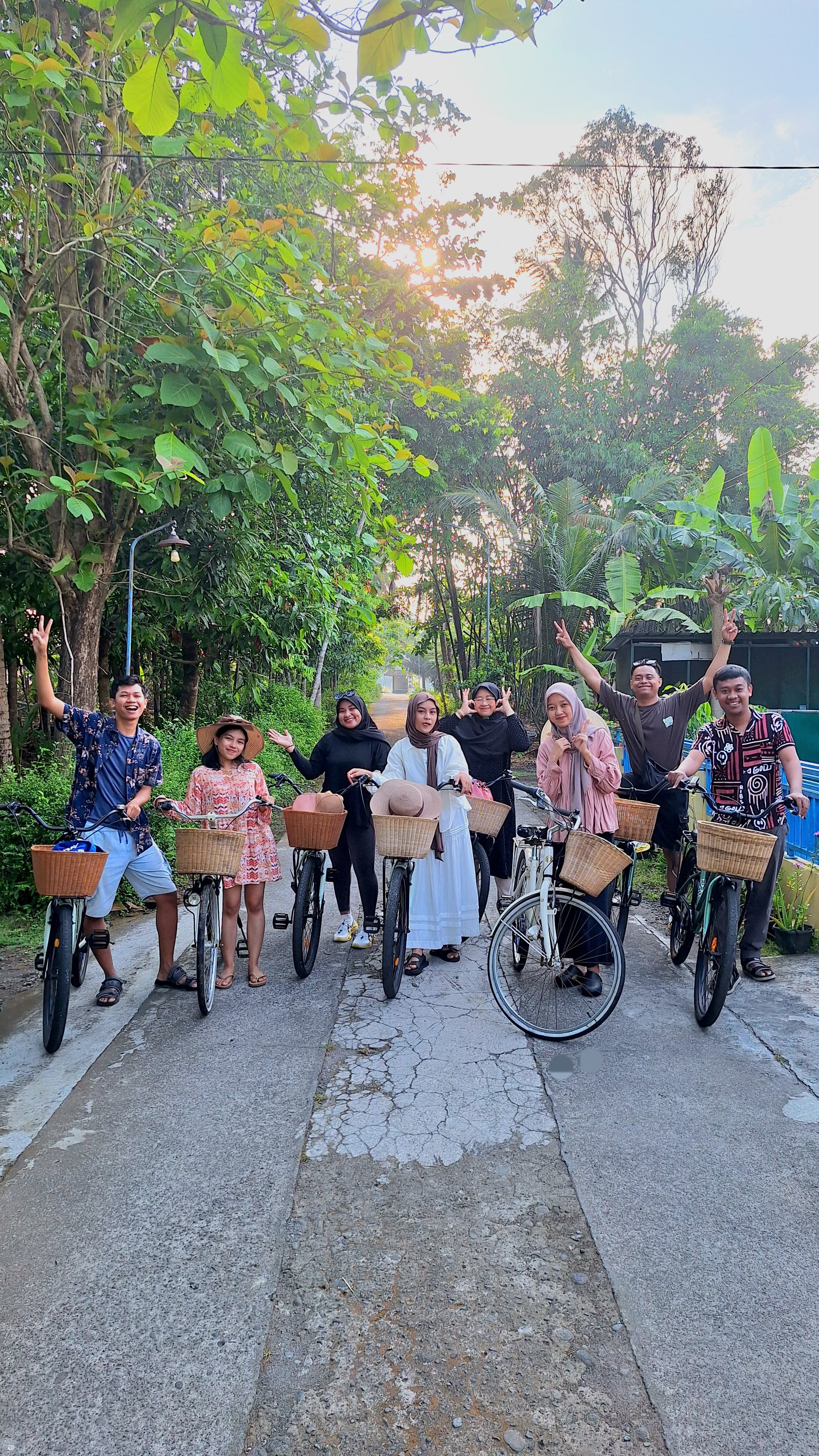 UNTUK KONTEN MEDSOS: Sejumlah warga yang memanfaatkan penyewaan sepeda di seputaran Jalan Jalur Lintas Selatan (JJLS).  &nbsp;