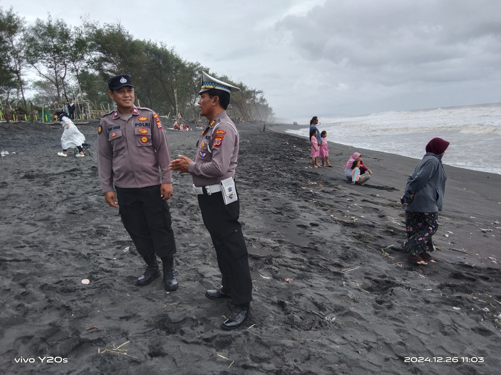 DIPANTAU:Kapolsek Srandakan Kompol Slamet Subiyantoro meninjau langsung Pantai Baru yang menjadi wilayah hukumnya sebagai upaya memastikan keamanan dan kenyamanan wisatawan
