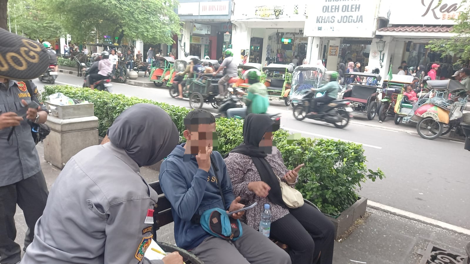 TEGAS: Personil Satpol PP Kota Jogja saat menindak para pelanggar di kawasan Malioboro dalam operasi PAM Nataru.  (DOKUMENTASI SATPOL PP KOTA JOGJA)