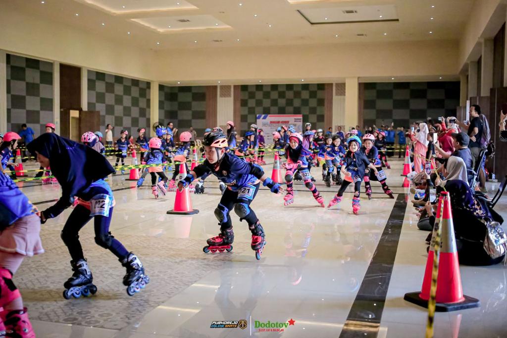 SIAP BERPRESTASI: Anggota Komunitas Purworejo Inline Skate saat melakukan aktivitas sepatu roda. Cabor sepatu roda resmi menjadi anggota KONI.  &nbsp;