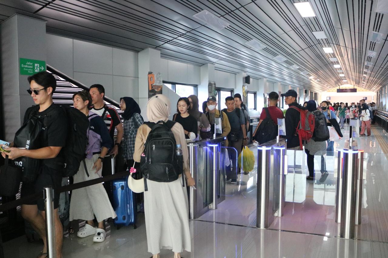 Penumpang di wilayah Daop 5 Purwokerto tengah mengantre untuk boarding pada Rabu (25/12).  &nbsp;