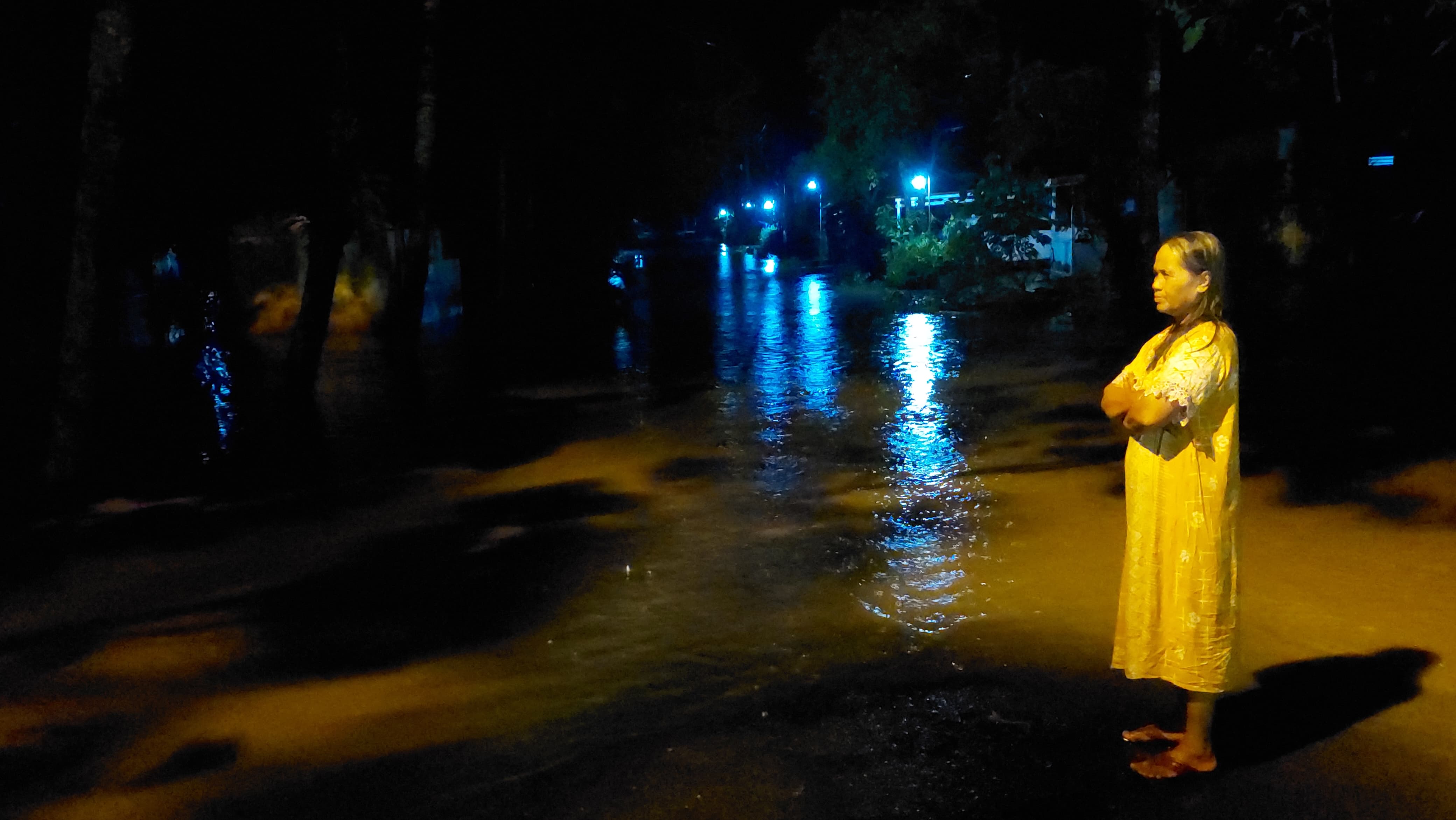 WASPADA: Warga Padukuhan Tambak memantau kondisi pemukiman yang terendam banjir.