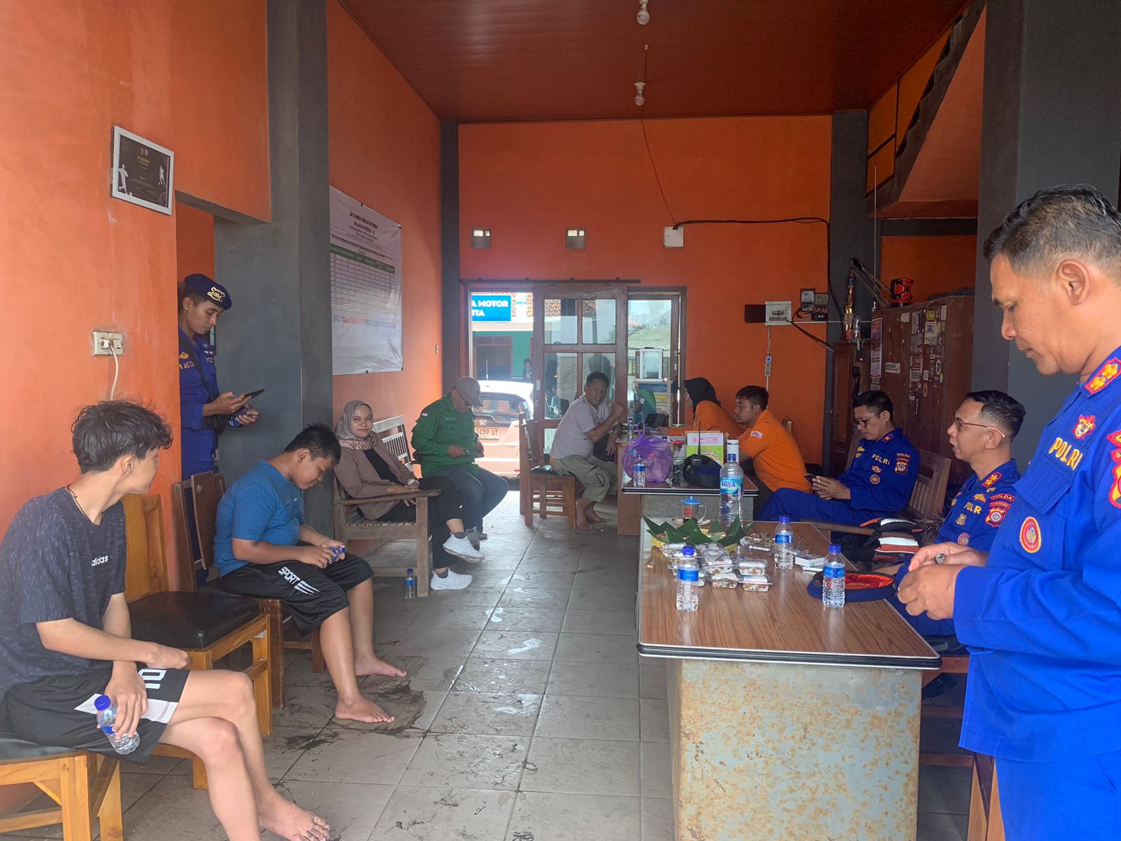 Tiga wisatawan diselamatkan usai sempat terseret ombak di Pantai Parangtritis dan dievakuasi ke posko Satlinmas Rescue Wilayah III