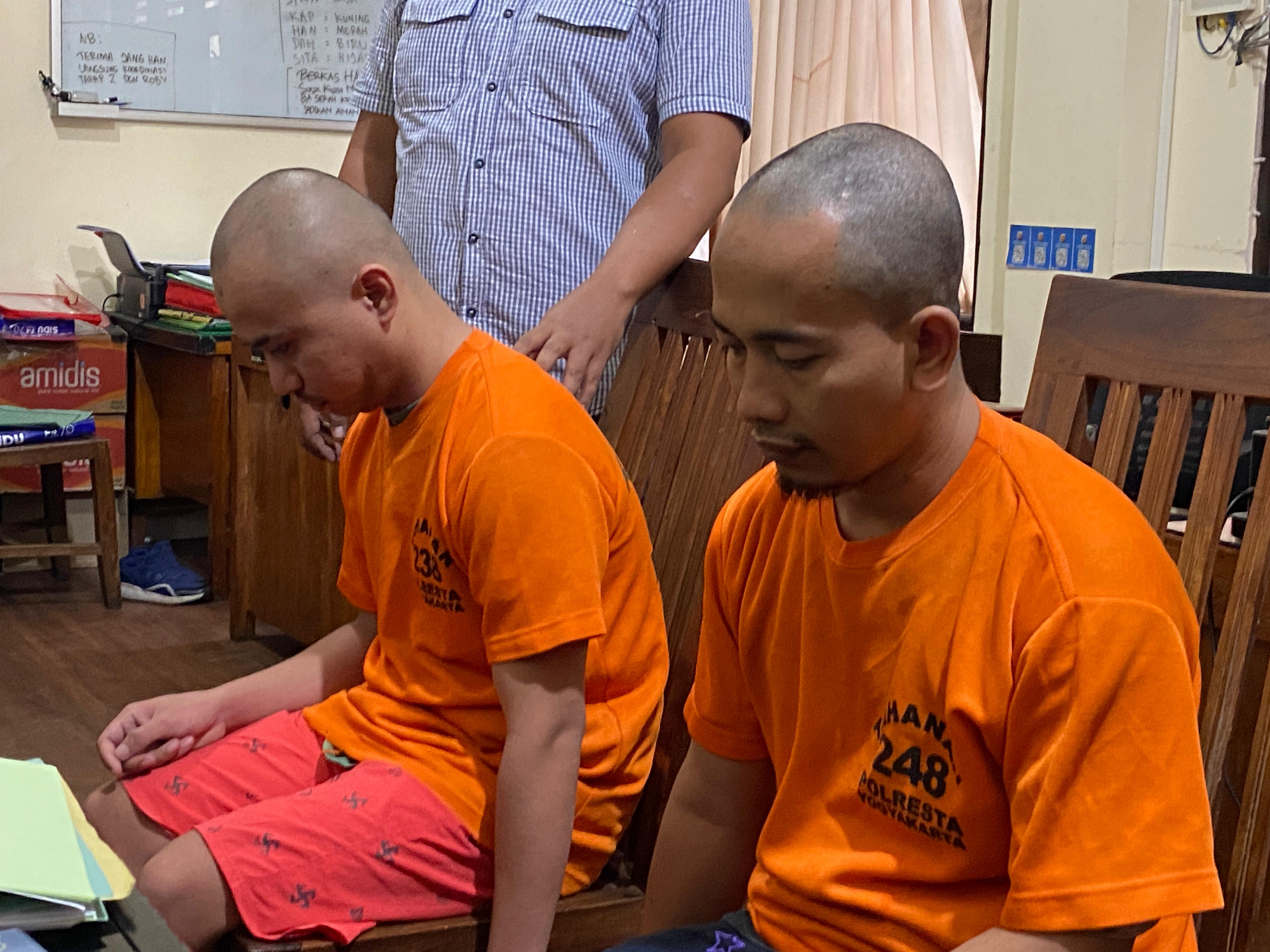 SADIS: Dua pelaku penyiraman air keras seorang mahasiswi di Jogja saat diperlihatkan kepada wartawan di Mapolresta Jogja, kemarin (26/12). Tersangka Satim sebagai ekseku
